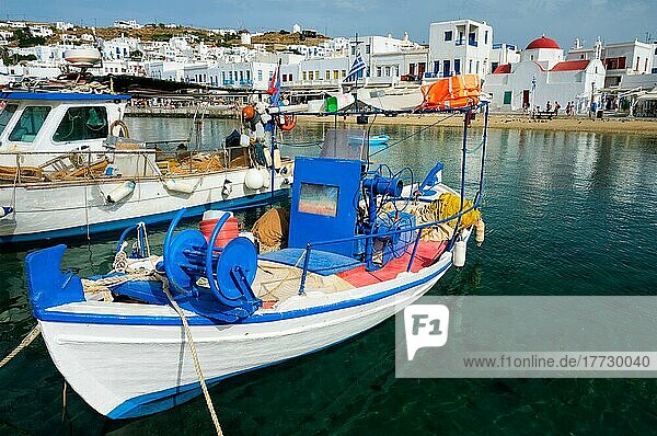 Griechisches Fischerboot im klaren Meerwasser im Hafen von Mykonos. Chora Stadt  Mykonos  Griechenland  Europa