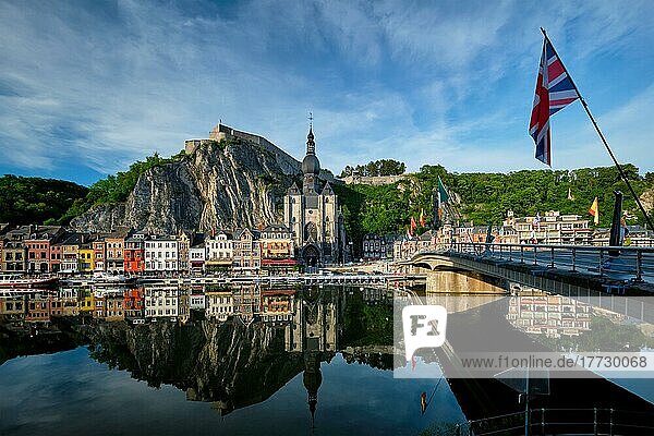 Die malerische Stadt Dinant  die Zitadelle von Dinant und die Stiftskirche Notre Dame de Dinant sowie die Brücke Pont Charles de Gaulle über die Maas mit Flagge. Belgische Provinz Namur  Blegium