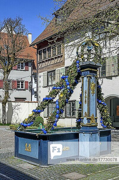 Spitalbrunnen im Spitalhof mit österlichem Schmuck  Wangen im Allgäu  Baden-Württemberg  Deutschland  Europa
