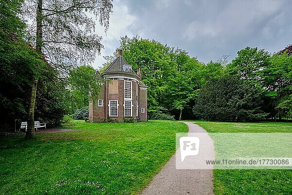 Altes Teehaus Theeuis aus dem 17. Jahrhundert im Park Arendsdorp  Den Haag  Niederlande  Europa