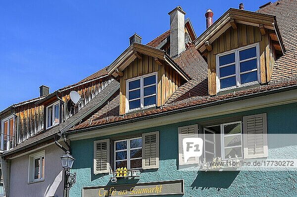Schornsteine  Dachgauben und lustige Figuren am Fensterbrett  Saumarkt  Wangen im Allgäu  Baden-Württemberg  Deutschland  Europa