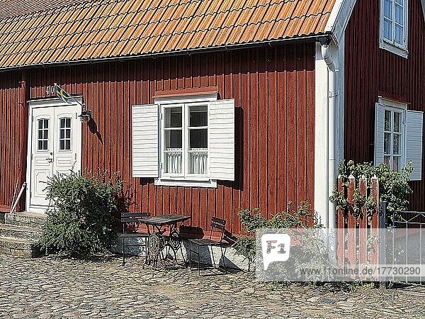 Typisches altes Schwedenhaus  rotes Holzhaus  Pataholm im Sommer  Mönsterås  Kalmarsund  Småland  Schweden  Europa