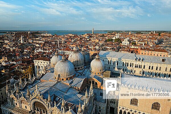 Blick auf Venedig mit dem berühmten Markusdom und dem Dogenpalast bei Sonnenuntergang vom Glockenturm des Markusdoms  Venedig  Italien  Europa