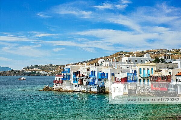 Klein-Venedig-Häuser in Chora Mykonos-Stadt mit Jacht und Kreuzfahrtschiff. Insel Mykonos  Griechenland  Europa