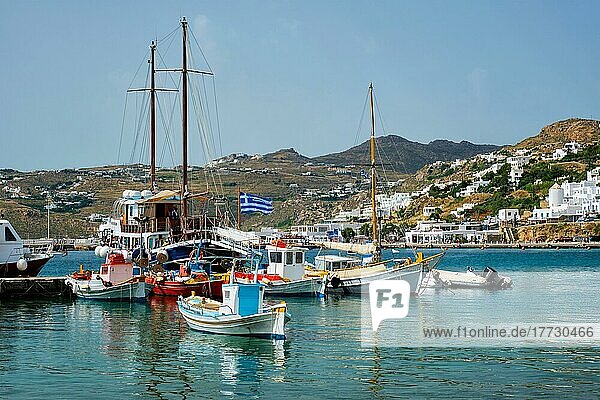 Hafen von Mykonos mit Fischerbooten  Yachten und Schiffen. Insel Mykonos  Griechenland  Europa