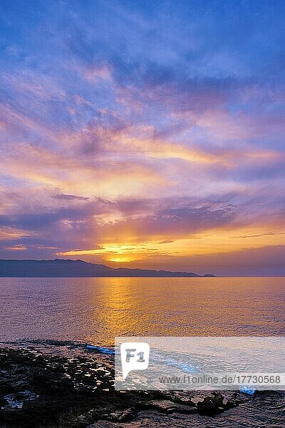 Sonnenuntergang am Meer mit dramatischem Himmel und Meereslandschaft. Insel Kreta  Griechenland  Europa