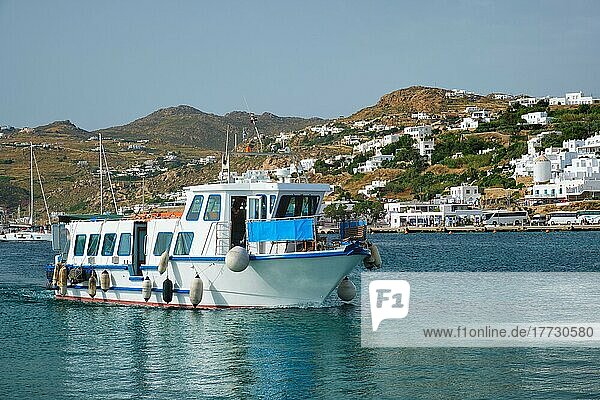 Boot im Hafen der Stadt Chora auf der Insel Mykonos  Griechenland  Europa