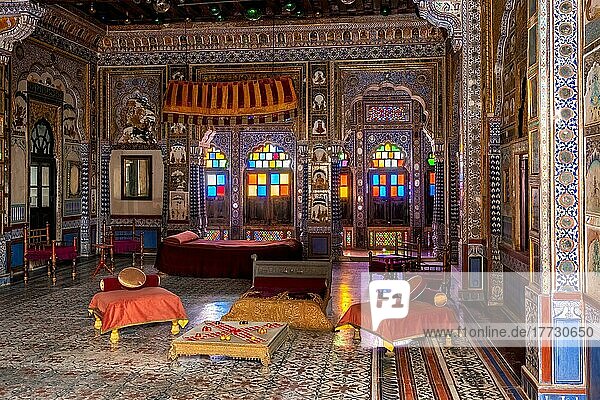 Takhat Vilas (Gemach des Maharadschas Takhat Singh)  dekorierter Raum im Mehrangarh Fort. Jodhpur  Rajasthan  Indien  Asien