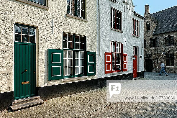 Tür und Fenster eines alten Hauses und Straße mit bewegungsunscharfem Mann  Brügge (Brugge)  Belgien  Europa