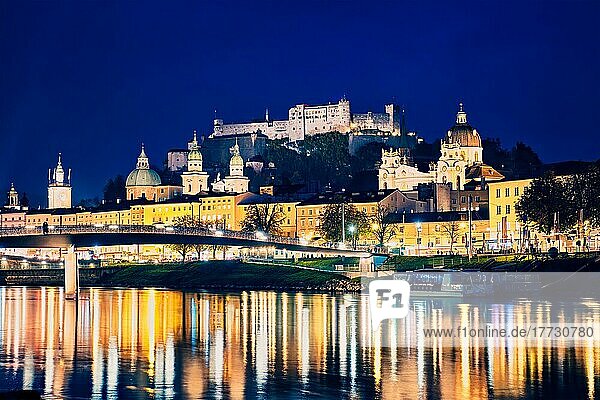 Abendansicht der Stadt Salzburg. Dom  Altstadt  Burg Hohensalzburg bei Nacht beleuchtet. Salzachufer mit Uferpromenade. Salzburg  Österreich  Europa