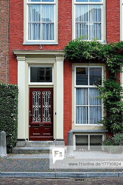 Tür und Fenster eines alten Hauses in Utrecht  Niederlande  Europa