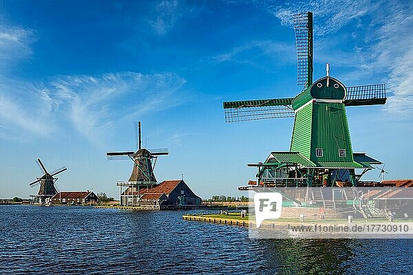 Ländliche Landschaft in den Niederlanden Windmühlen am berühmten Touristenort Zaanse Schans in Holland. Zaandam  Niederlande  Europa