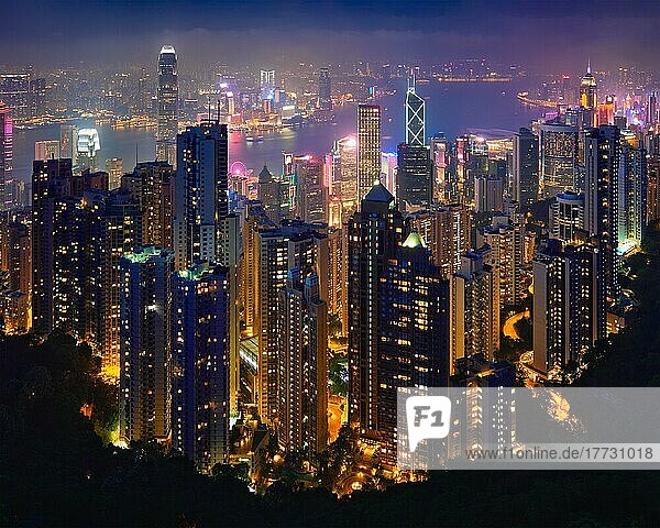 Berühmte Ansicht von Hongkong  Hongkong Wolkenkratzer Skyline Stadtbild Blick von Victoria Peak beleuchtet in den Abend blaue Stunde. Hongkong  China  Asien