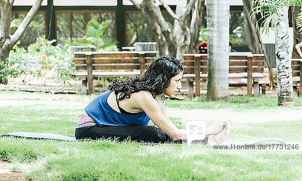 Ein Mädchen macht Stretching Yoga  Mädchen macht Bharata Yoga  junge Frau macht Stretching Yoga im Freien