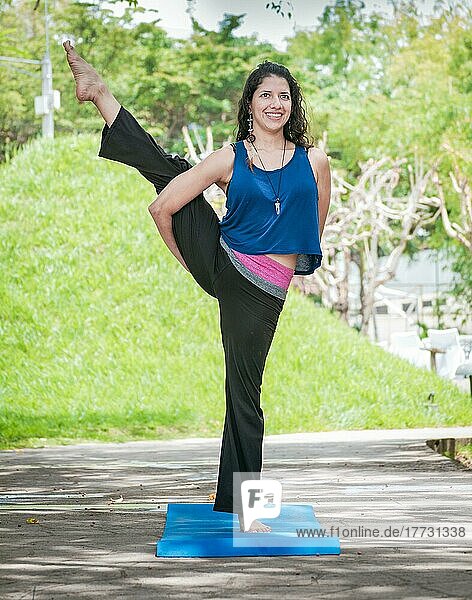 Mädchen macht Yoga Paradiesvogel  ein Mädchen macht Yoga im Freien  Eine Frau macht Balance Yoga  Person macht Yoga Svarga Dvijasana