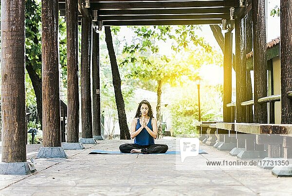 Ein Mädchen sitzt und macht Meditation Yoga im Freien  Frau macht Yoga im Freien  eine junge Frau macht Yoga mit geschlossenen Augen