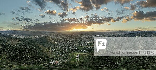 Panorama  Drohnenfoto  Drohnenaufnahme  Freiburg im Breisgau im Gegenlicht der untergehenden Sonne  dramatischer Himmel  Wald  Baden-Württemberg  Deutschland  Europa