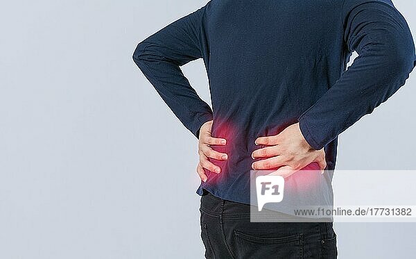 Person mit Rückenproblemen auf isoliertem Hintergrund  Lendenwirbelsäulenproblem-Konzept  Mann mit Wirbelsäulenproblemen  ein kranker Mann mit Rückenschmerzen