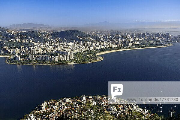 Stadtteil Flamengo und Flamengo Beach in Rio de Janeiro vom Zuckerhut  Pao de Acucar  aus gesehen  Brasilien  Südamerika