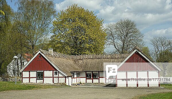 Altes typisches Fachwerkbauernhaus aus dem 19. Jahrhundert in S:t Olof  Gemeinde Simrishamn  Schonen  Schweden  Skandinavien  Europa