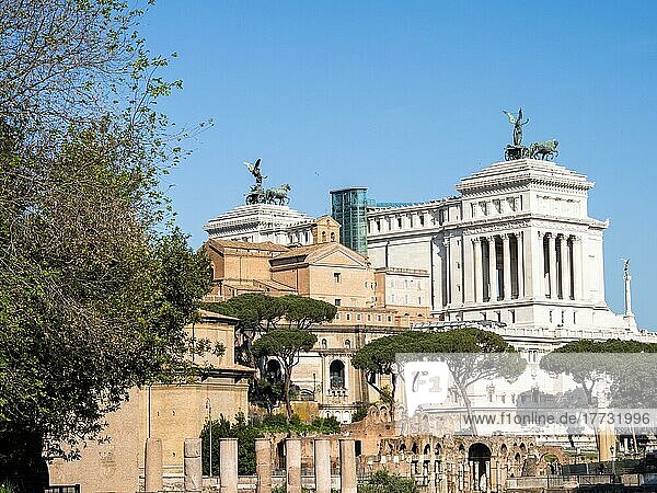 Monumento Nazionale a Vittorio Emanuele II  Vittoriano  Viktor-Emanuelsdenkmal  Nationaldenkmal für Viktor Emanuel II. vorne Forum Romanum  Rom  Latium  Italien  Europa