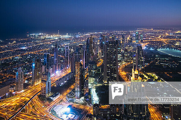 Vereinigte Arabische Emirate  Dubai  Erhöhter Blick auf die beleuchtete Innenstadt bei Nacht