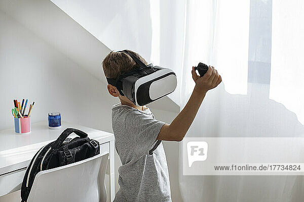 Junge spielt zu Hause VR-Spiel