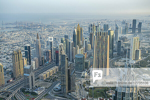 Vereinigte Arabische Emirate  Dubai  Blick auf hohe Wolkenkratzer in der Innenstadt