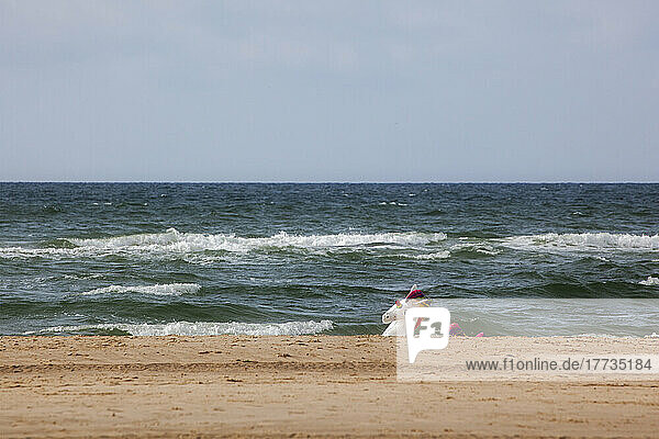 Niederlande  Nordholland  Schwimmkörper links am Sandstrand mit klarer Horizontlinie über der Nordsee im Hintergrund
