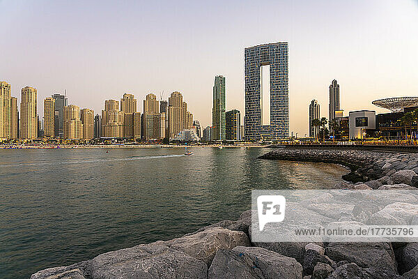 Vereinigte Arabische Emirate  Dubai  Skyline von Küstenapartments und Hotels in der Abenddämmerung
