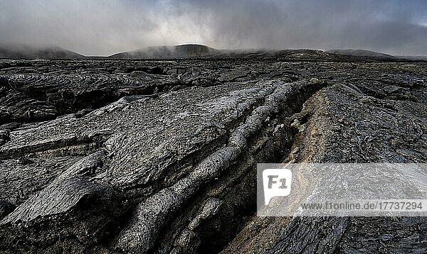 Versteinerte Lava  Vulkanstein in bizarren Formen  Lavafeld  Vulkanausbruch  aktiver Tafelvulkan Fagradalsfjall  Krýsuvík-Vulkansystem  Reykjanes Halbinsel  Island  Europa