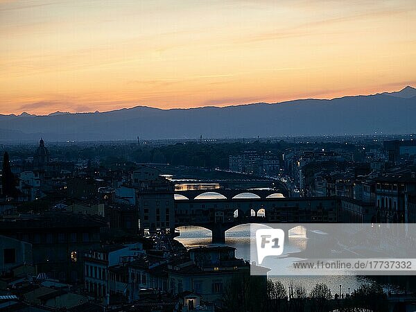 Blick bei Sonnenuntergang auf Florenz vom Piazzale Michelangelo  Florenz  Italien  Europa