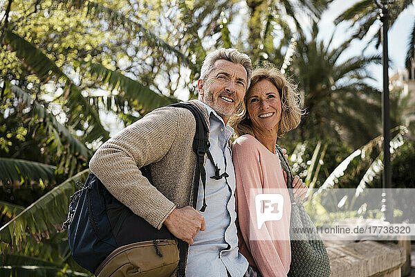 Lächelnde Touristen mit Rucksack im Urlaub