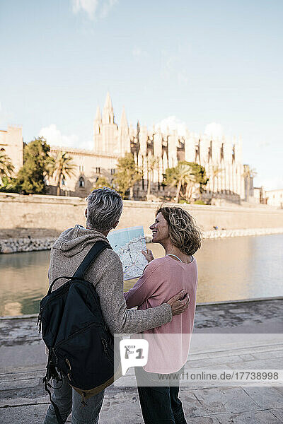 Ältere Touristen untersuchen im Urlaub die Karte auf dem Seeweg in der Stadt