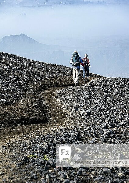Zwei Wanderer auf Wanderweg durch vulkanische Landschaft  Wanderweg Fimmvörðuháls  Þórsmörk Nature Reserve  Suðurland  Island  Europa