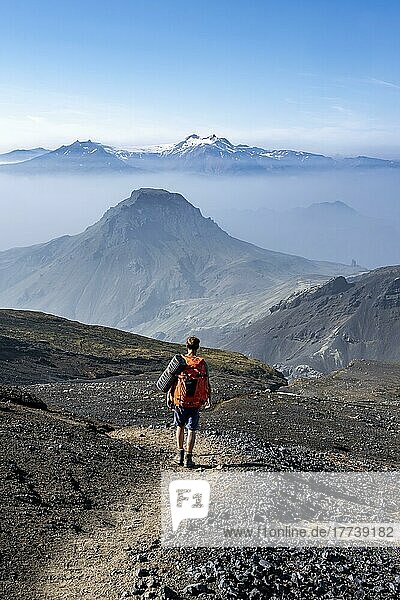 Wanderer auf Wanderweg durch vulkanische Landschaft  Ausblick auf Berge zwischen Nebel  Wanderweg Fimmvörðuháls  Þórsmörk Nature Reserve  Suðurland  Island  Europa
