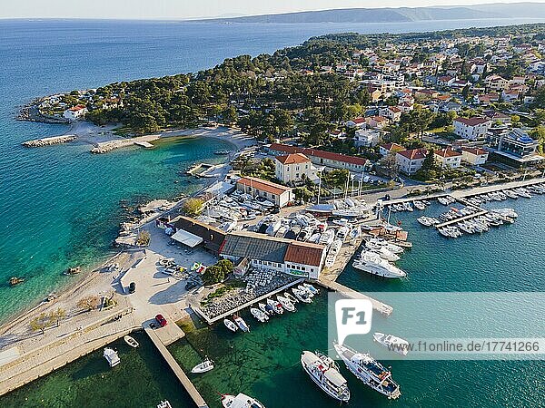 Drohnenaufnahme  Boote im Hafen  Porporela Beach und südwestlicher Stadtteil  Krk-Stadt  Insel Krk  Kvarner Bucht  Primorje-Gorski kotar  Kroatien  Europa