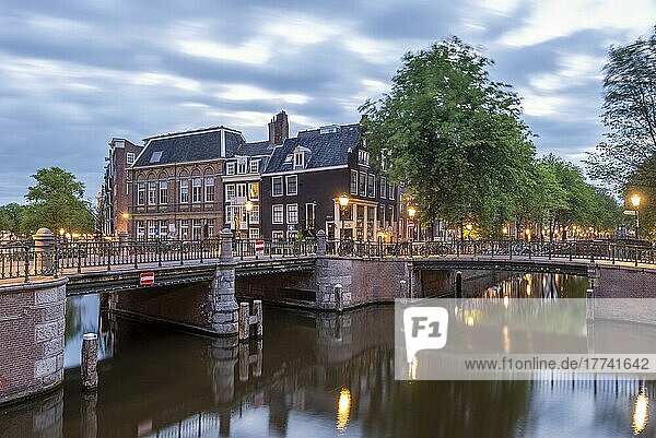 Charakteristische Wohnhäuser  Grachtengürtel Amsterdam  Brücken  Amsterdam  Noord-Holland  Niederlande  Europa