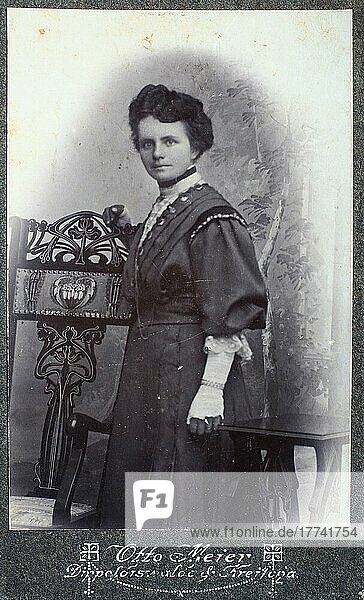 Frau  Carte de Visite  auf Karton fixierte Fotografie im Format ab ca. 6 × 9 cm  ab ca. 1860 wurde die Carte de Visite sehr populär und trug wesentlich zur Verbreitung der Fotografie bei  Historisch  digitale Reproduktion einer Originalvorlage aus dem 19. Jahrhundert