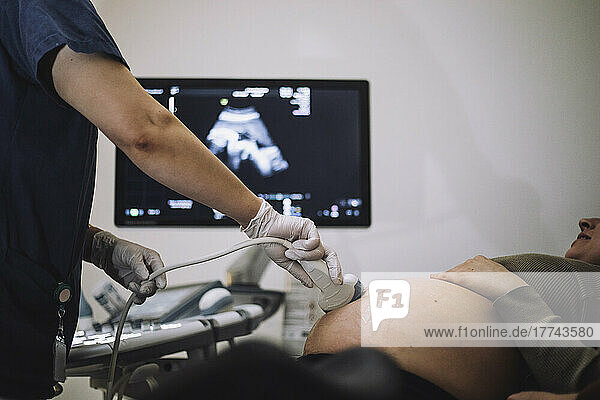 Gynäkologin bei der Ultraschalluntersuchung einer schwangeren Frau im Krankenhaus