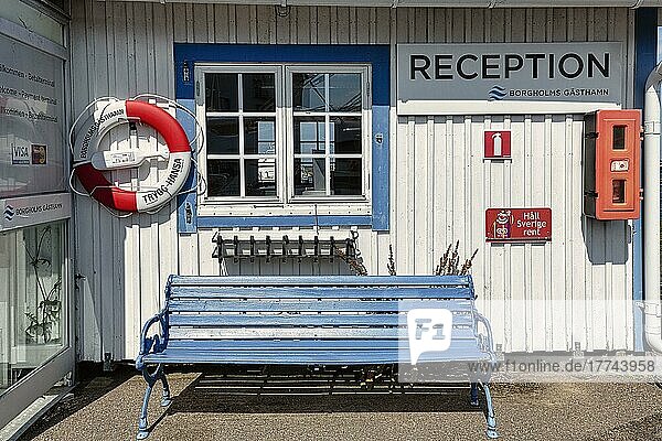 Kleines weißes Holzhaus  blaue Bank  Rettungsring  Fassade der Rezeption  Gästehafen  Borgholm  Insel Öland  Kalmar län  Schweden  Europa