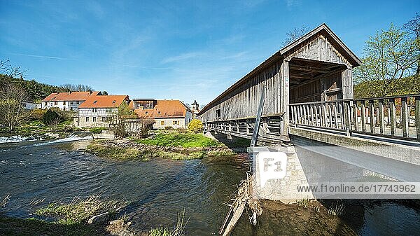 Überdachte Holzbrücke von 1818 und historische Wassermühle am Fluss Ilm  Buchfart  Weimarer Land  Thüringen  Deutschland  Europa