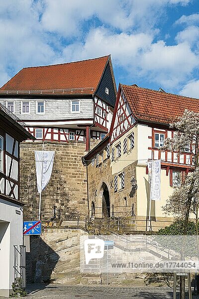 Stadtmauer  Bamberger Tor und Fachwerkhäuser in der Altstadt von Kronach  Oberfranken  Bayern  Deutschland  Europa