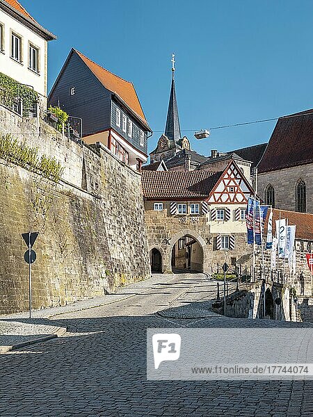 Stadtmauer  Bamberger Tor und Kirche St. Johannes der Täufer in der Altstadt von Kronach  Oberfranken  Bayern  Deutschland  Europa