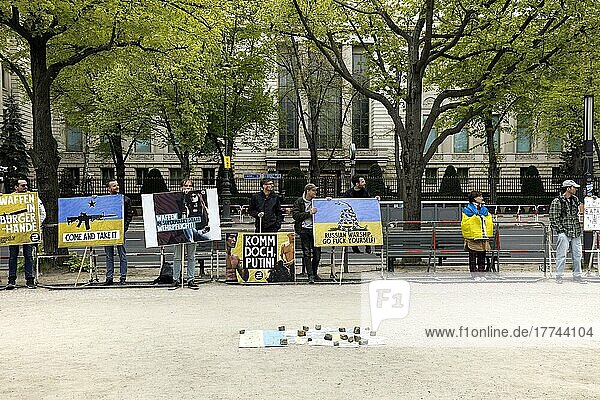 Vor der russischen Botschaft stehen Demonstranten mit Schildern gegen den russischen Anggriffskrieg  Berlin  Deutschland  Europa