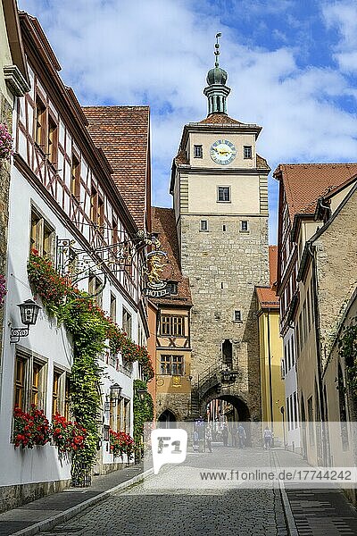 Weißer Turm mit Stadttor von historische Befestigungsanlage in mittelalterliche Altstadt  Rothenburg ob der Tauber  Franken  Bayern  Deutschland  Europa