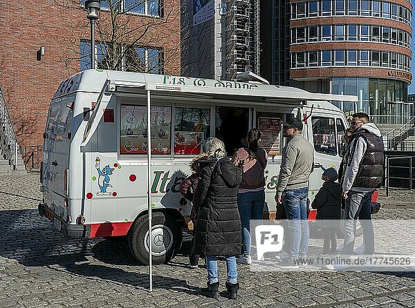 Mobiler Eisverkäufer in der Hamburger Hafencity  Hamburg  Deutschland  Europa