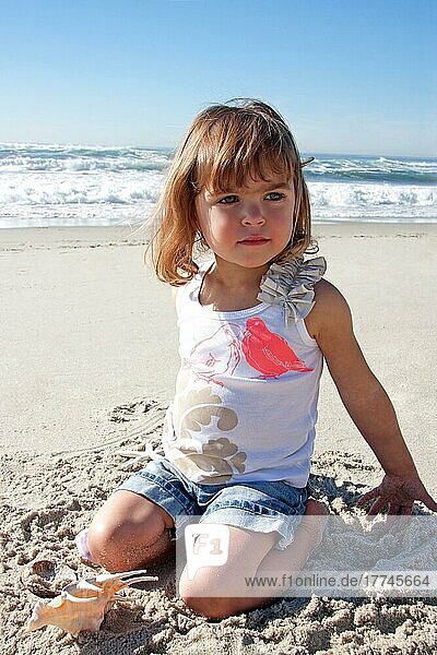 Kleines Mädchen spielt am Marine Street Beach  La Jolla  Kalifornien  USA  Nordamerika