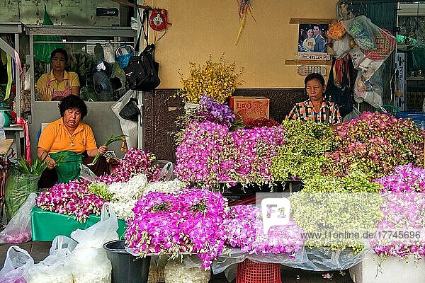 Thailändische Frauen verkaufen Blumen auf dem Pat Khlong Talat Markt in Bangkok  Thailand  Asien