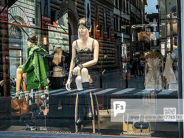 Schaufenster von einem Modegeschäft  Florenz  Toskana  Italien  Europa